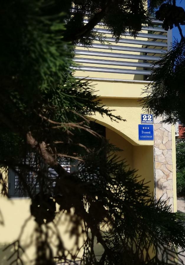 Niva Apartment Vir